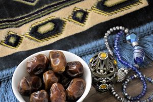 A bowl of dates with intricate Islamic decor symbolizes Ramadan traditions.